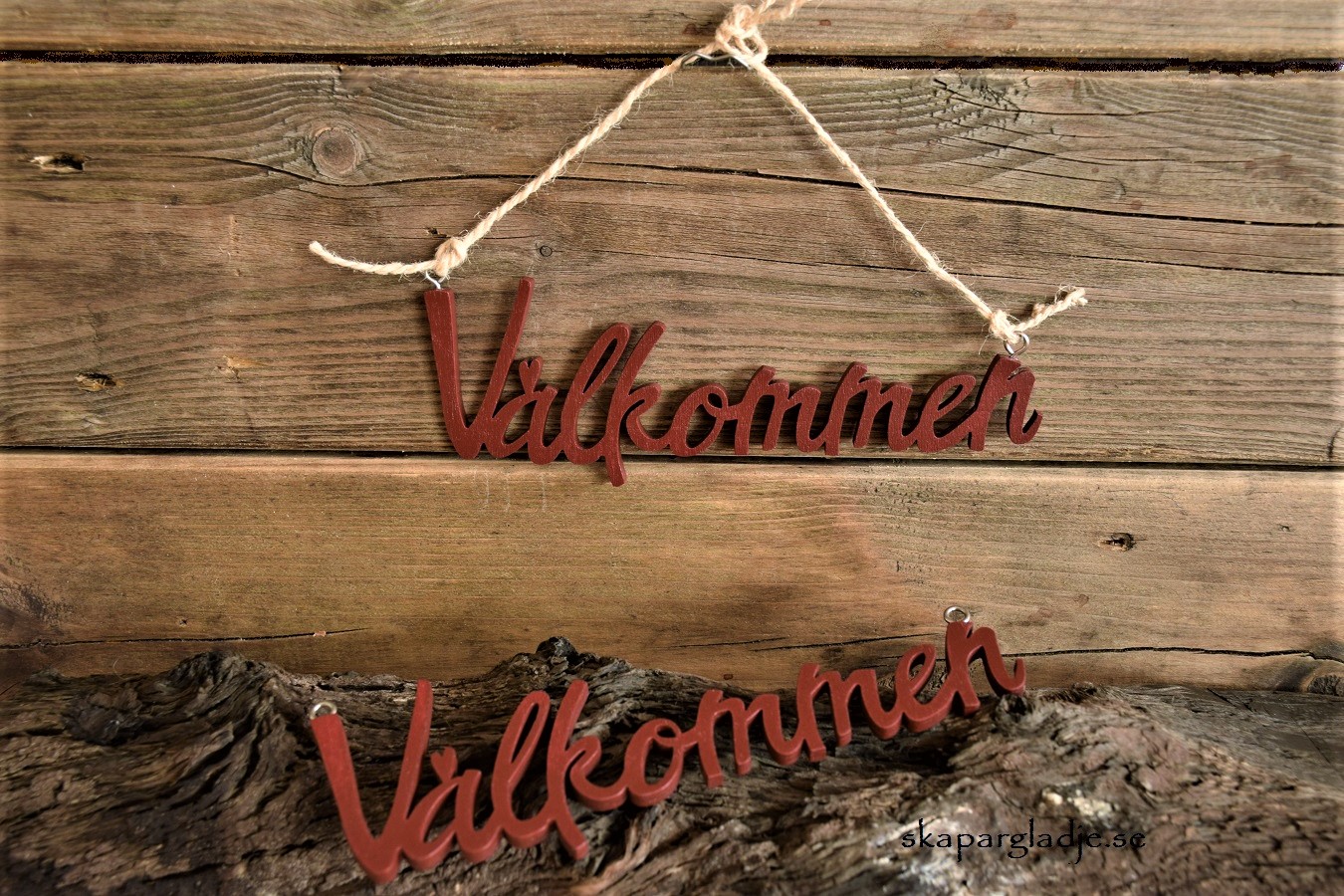 Skylt Röd av Trä med Texten - Välkommen 