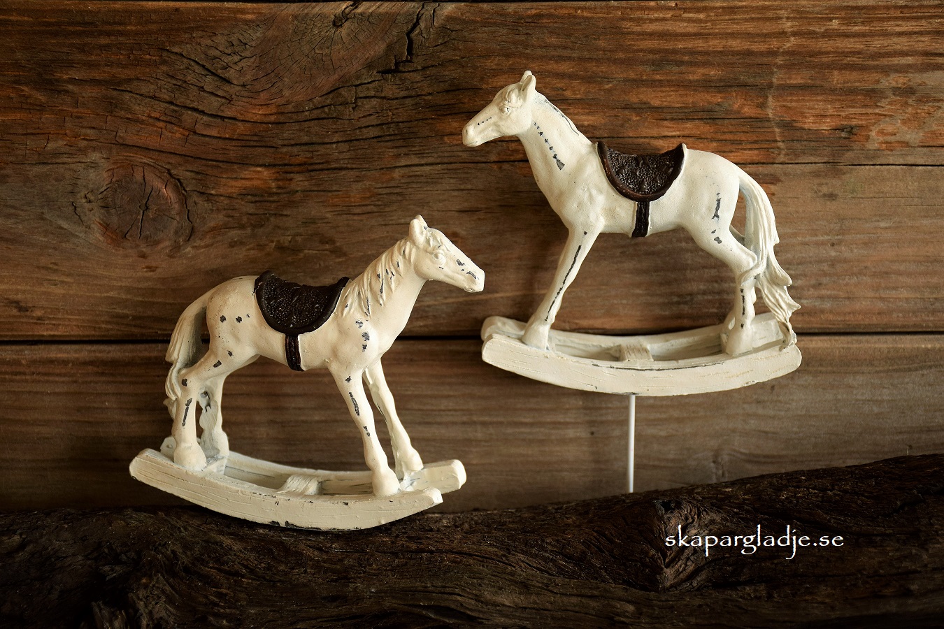 Gunghäst Vit med Brun Sadel Sticks