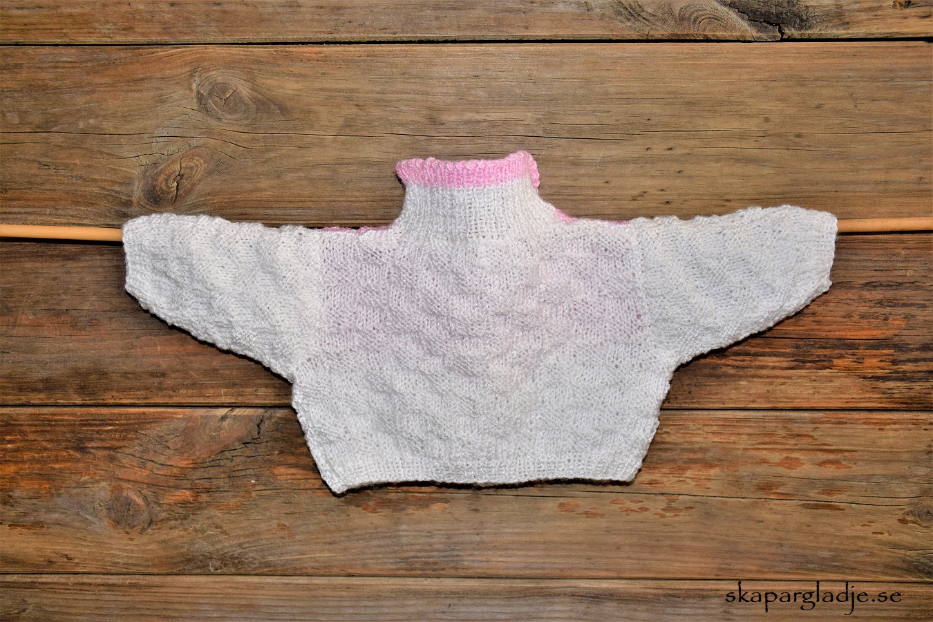 Vit/Rosa Handstickad Kofta till Docka ca 40-46cm - 2