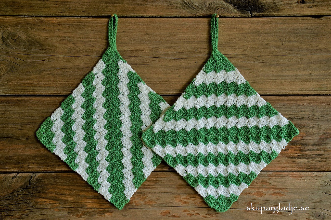 Grytlappar / Underlägg Handvirkade i Grönt och Vitt Bomullsgarn