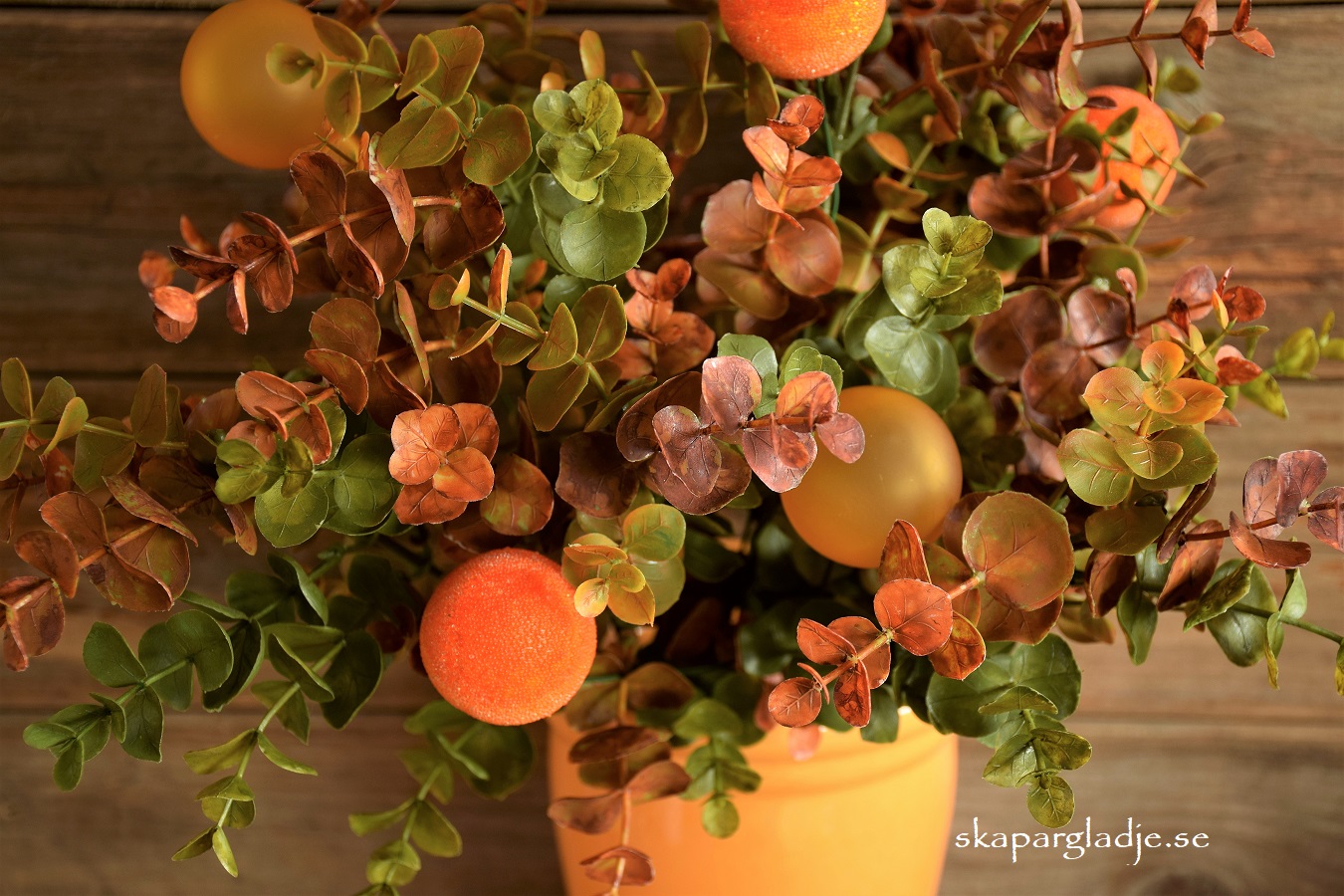 Eukalyptus-buske Dekorerad med Orange Kulor i Gul Vas-Kruka  - 2