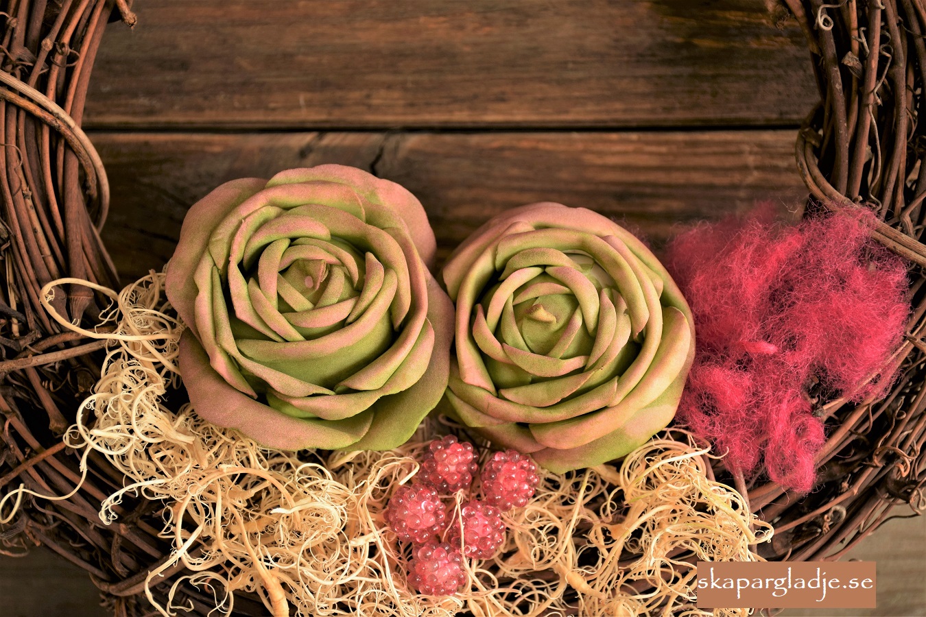 Rosor Konstblommor som Dekorations-tips med Rosa Bär Mossa och Ull 