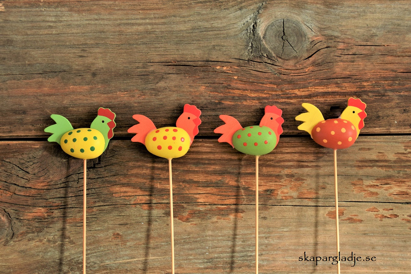 Höna av Trä i Glada Färger med Prickar