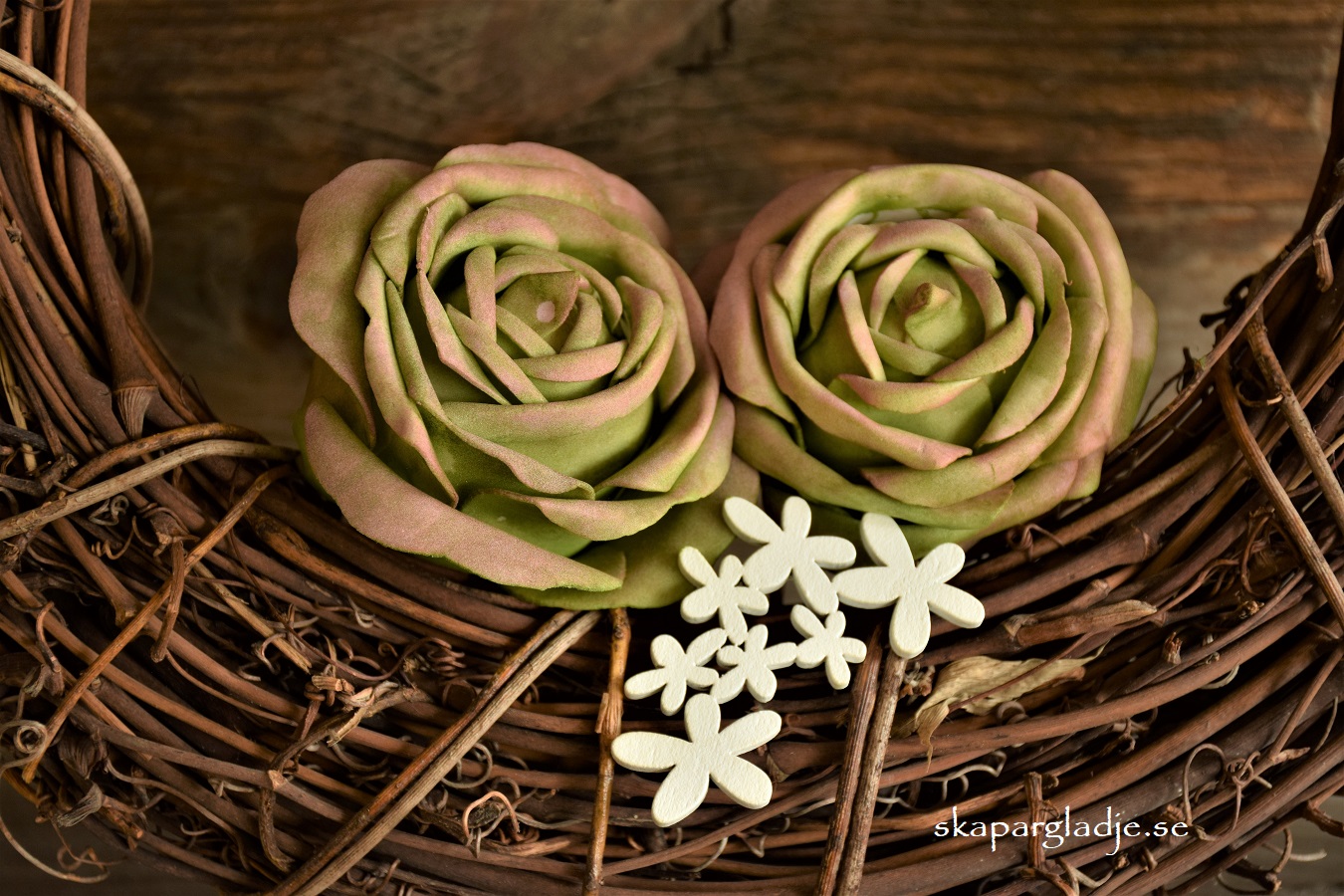 Rosor och Blomklase-bukett som Dekorations-tips till Krans...