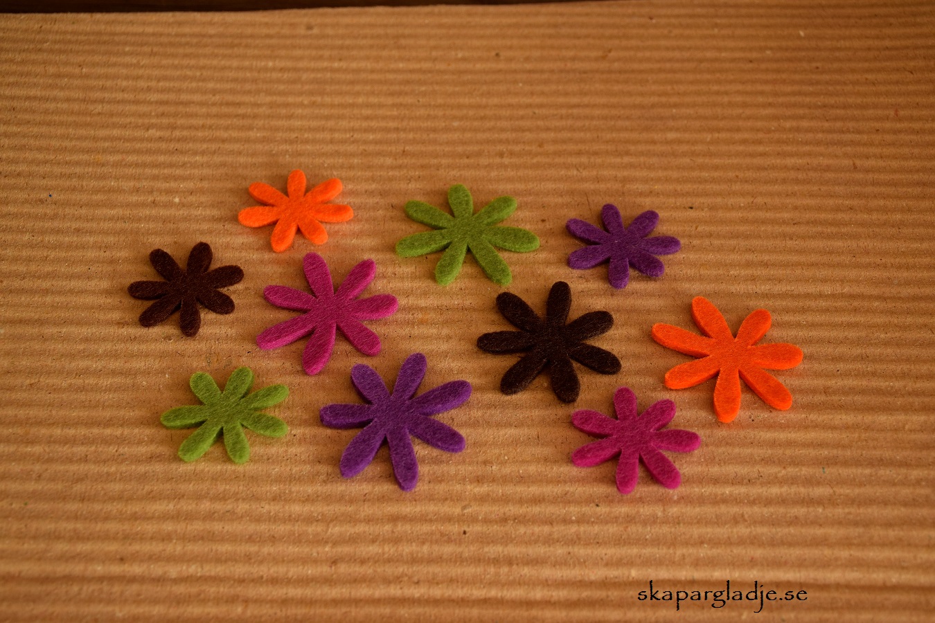 Filt-blommor i Färgglada Mixade Färger 3,5 o 4,5cm - 2