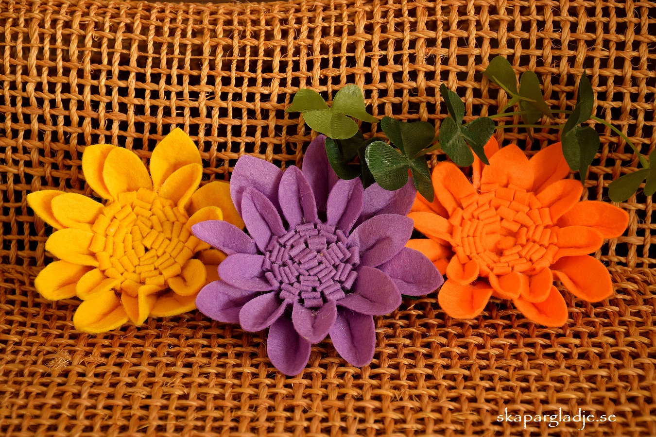 Blommor av Filt och Lyckoklöver som Dekorering på Hatten och Väskan...