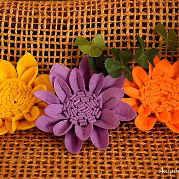 Blommor av Filt och Lyckoklöver som Dekorering på Hatten och Väskan...