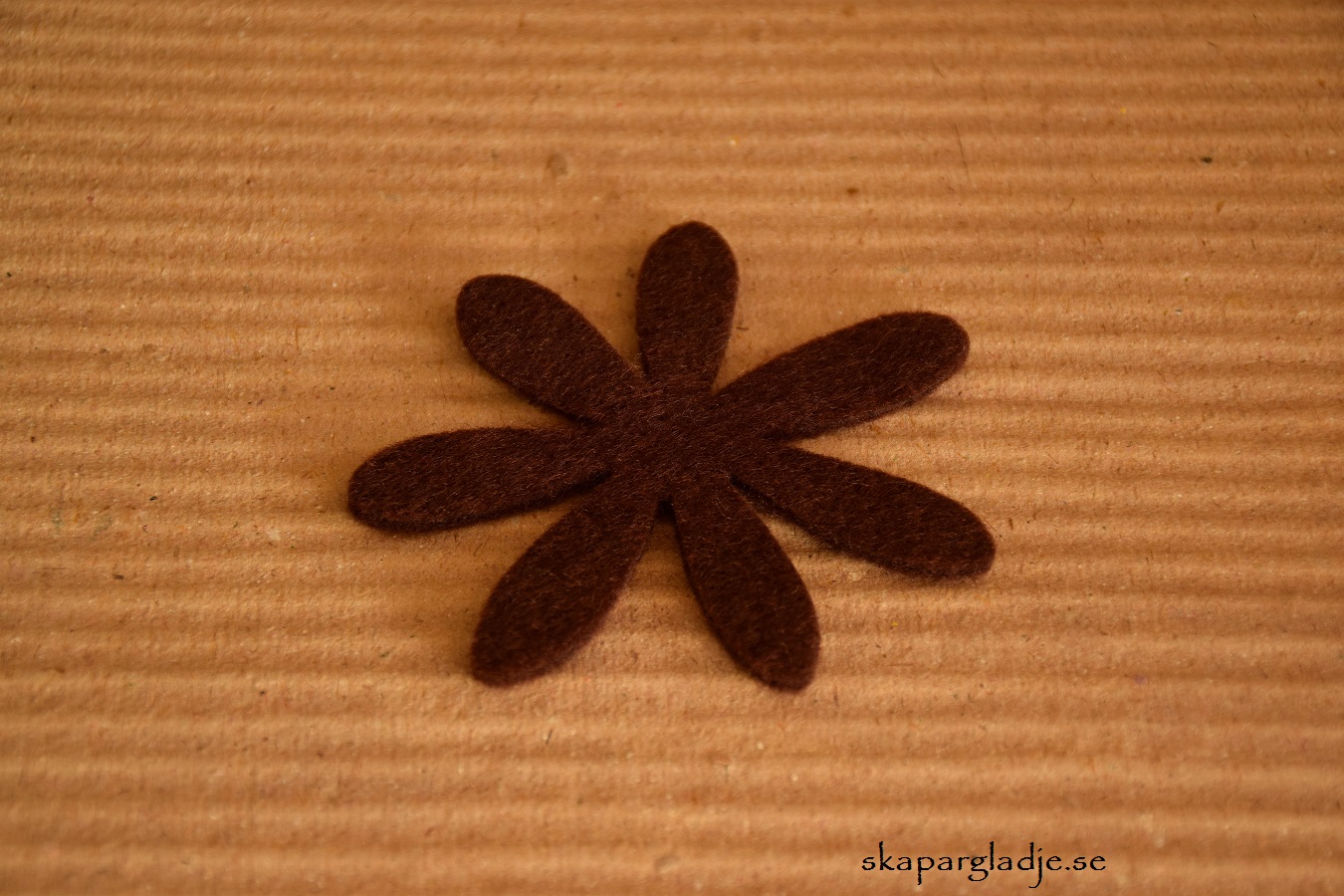 Filtblomma Brun 8cm  - 2
