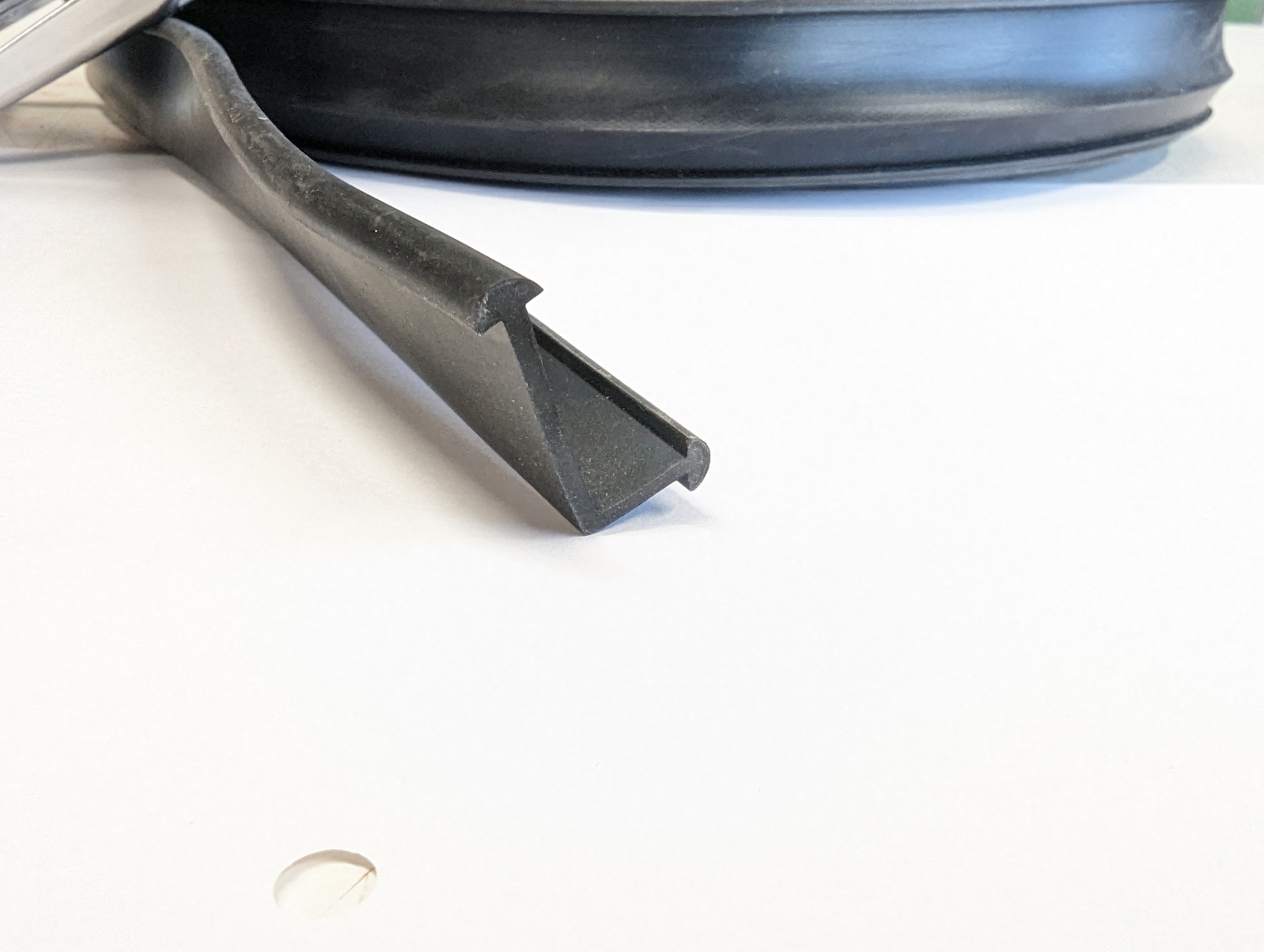 Rubber basemoulding for edge profile