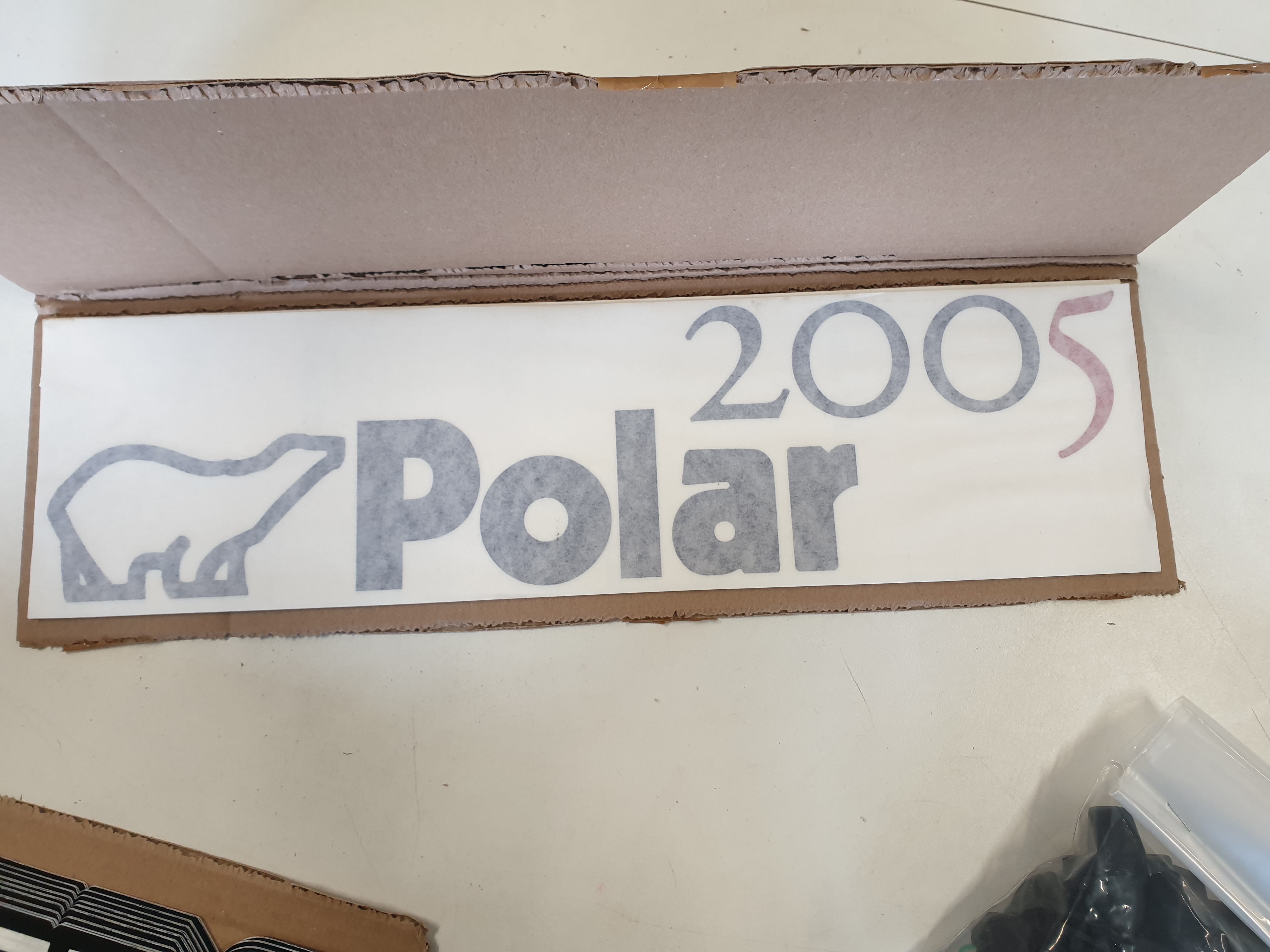 Klistermærke Polar 2005 476x110 Blå