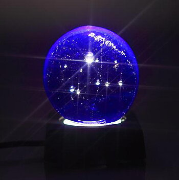 A-Universe Globe Lamp, Medio