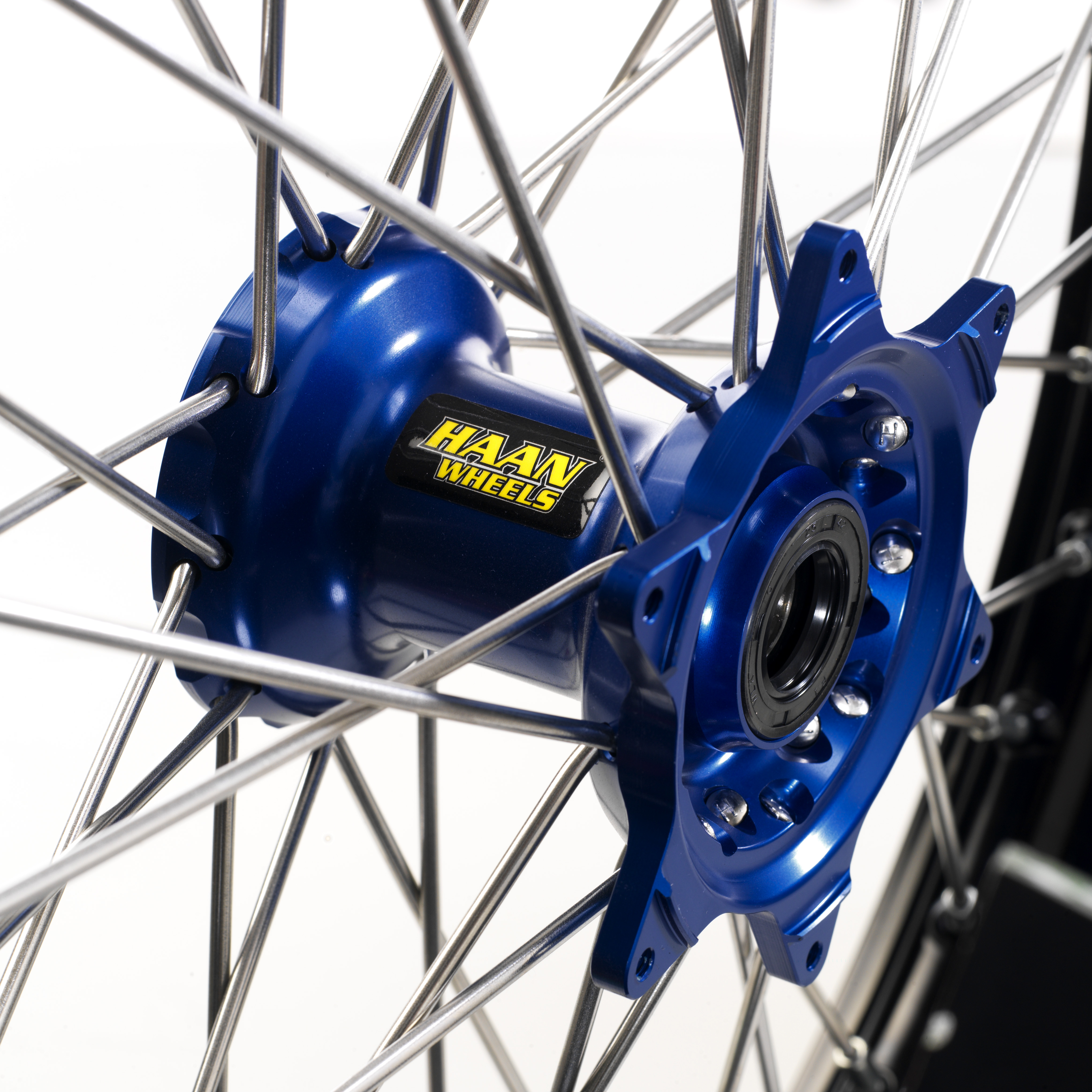 19x2,50 Suzuki DL 1050 V-Strom 20- Front Wheel (Anodized hub) - 3