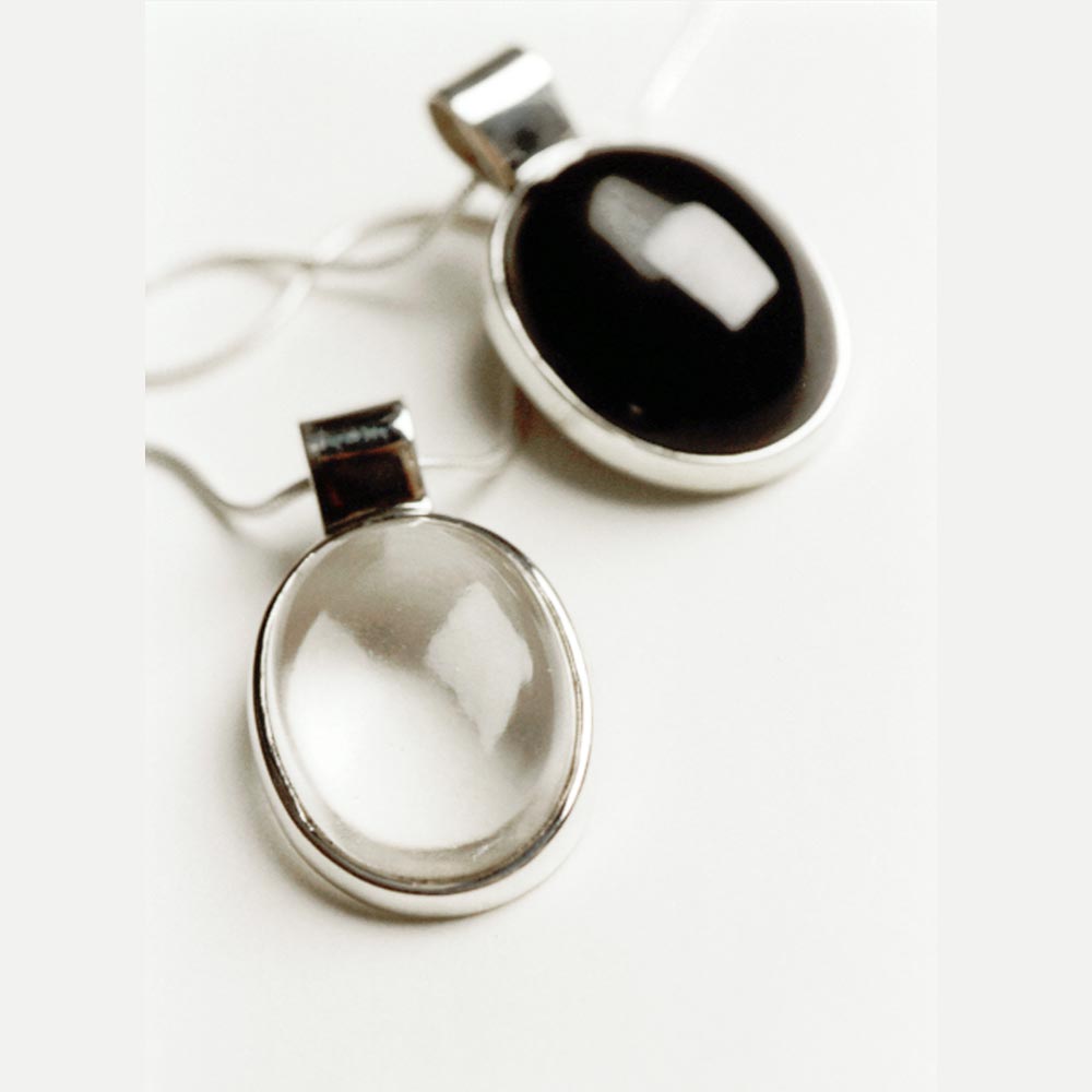 Stilrent och elegant silversmycke med en helt klar bergskristall. Design Cat's Eye