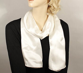 Vit avlång scarf av Sidensatin med handrullad fåll