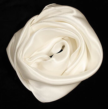 Vit avlång scarf av Sidensatin med handrullad fåll