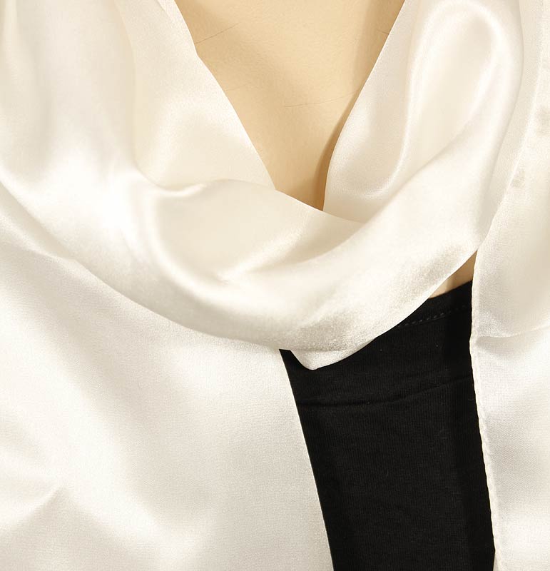 Vit avlång scarf av Sidensatin med handrullad fåll - 3