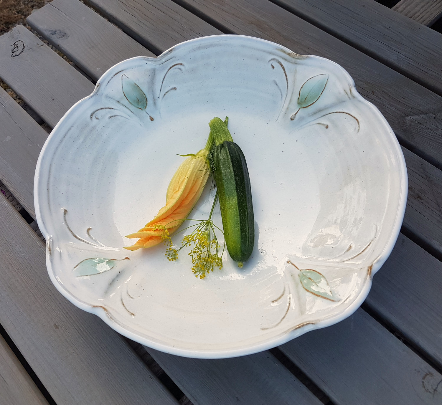 Fruit bowl with four leaves