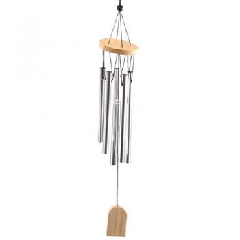 Vindspel i trä och metall. 73 cm.
