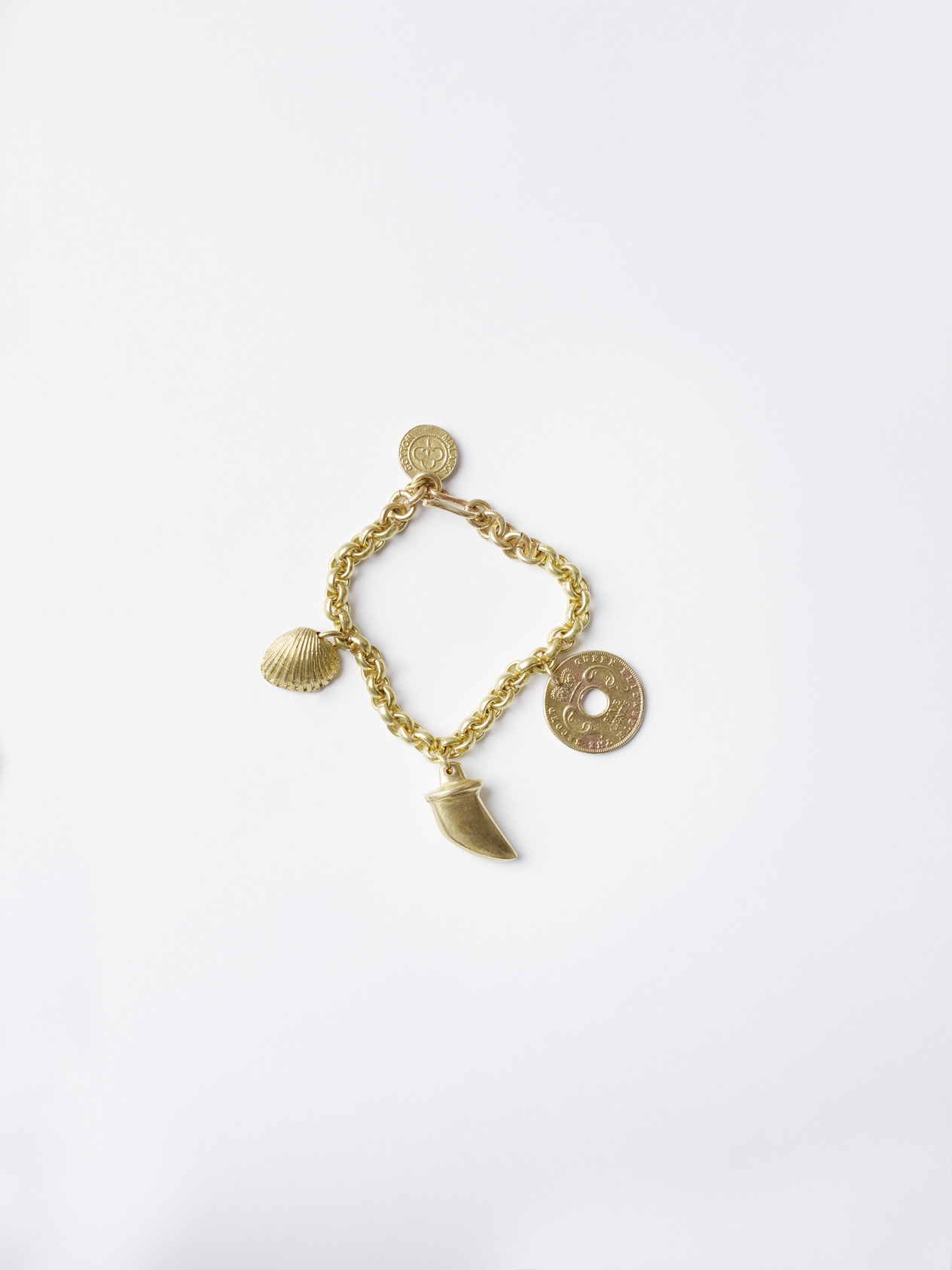 Armband med tre lyckoberlocker