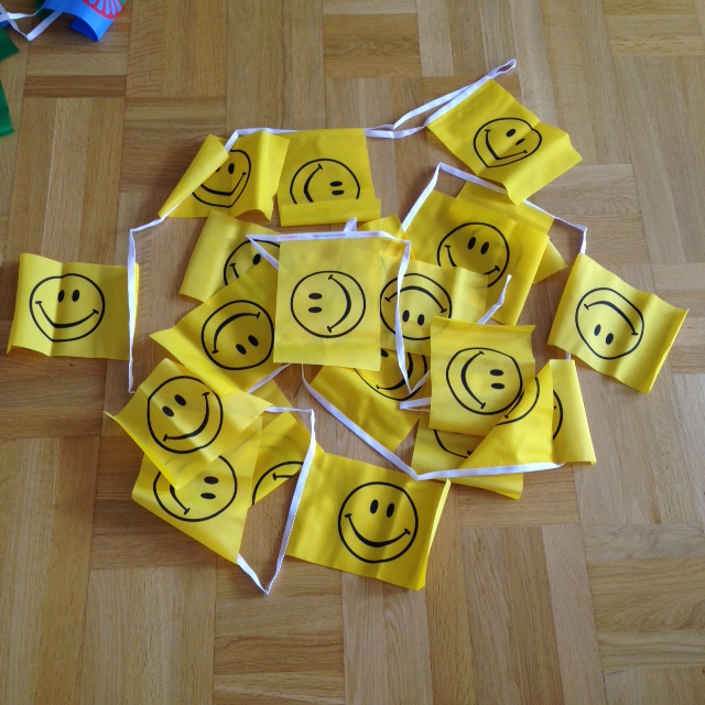 Flaggspel i tyg - Happy smiley - 2