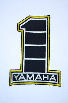 Stofmærke Yamaha 20 cm højt. Ægte 70'er-fremstilling fra England