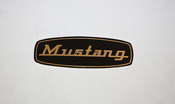 Klistermærke Mustang, Note ser ud som guld på billedet, men er sølv 100x35 mm