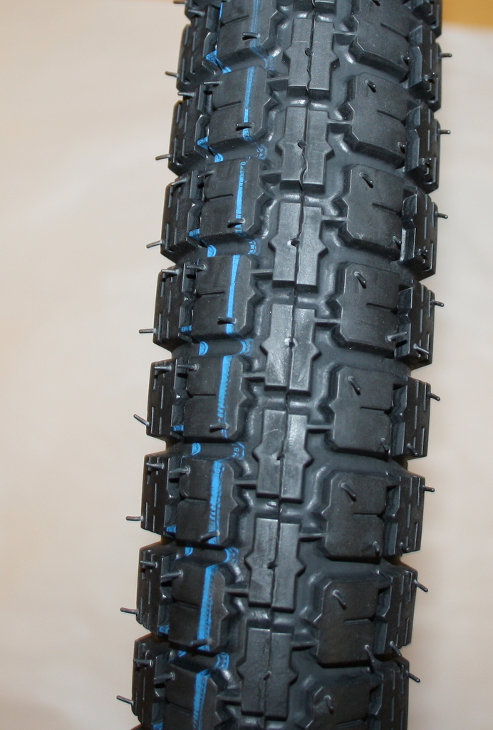 Reifenpaket Deestone 2,25x19. - 2