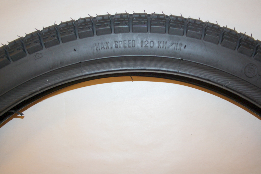 Reifenpaket Deestone 2,25x19. - 3