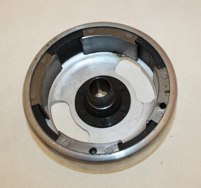Schwungrad E75S 133 H 215 15-5/15W 6V - rechtsdrehend - NOS. HVA Flinta 1963 Bremslicht und 52 c-c - 2