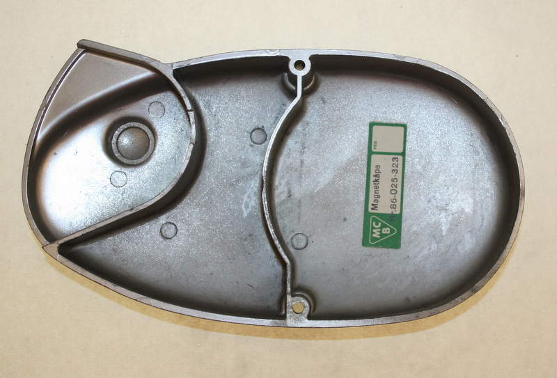 Motorkåpen Husqvarna 81-025-323 NOS til 42121 - 2