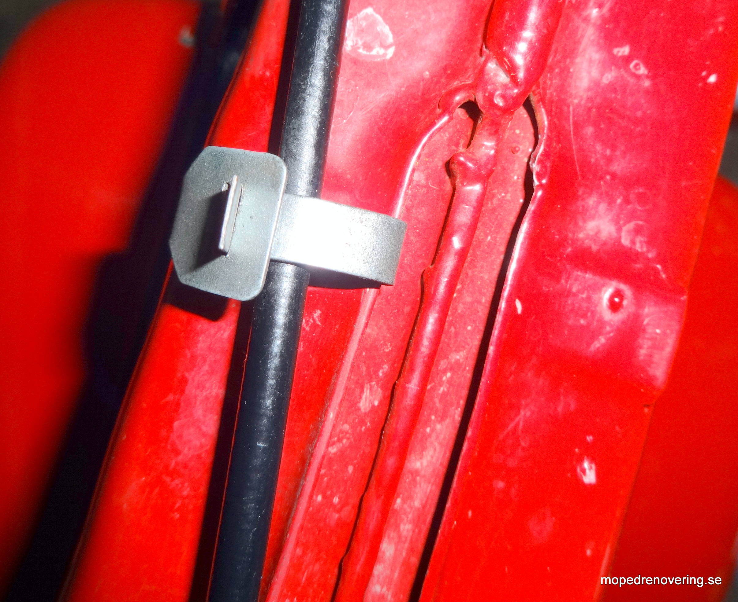Halterung für Kabel, montiert unter dem Kraftstofftank am Dakota/VZ50 / Colorado / Texas - 2