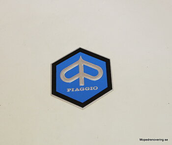 Emblem "Piaggio" sekskantet. 31x36mm