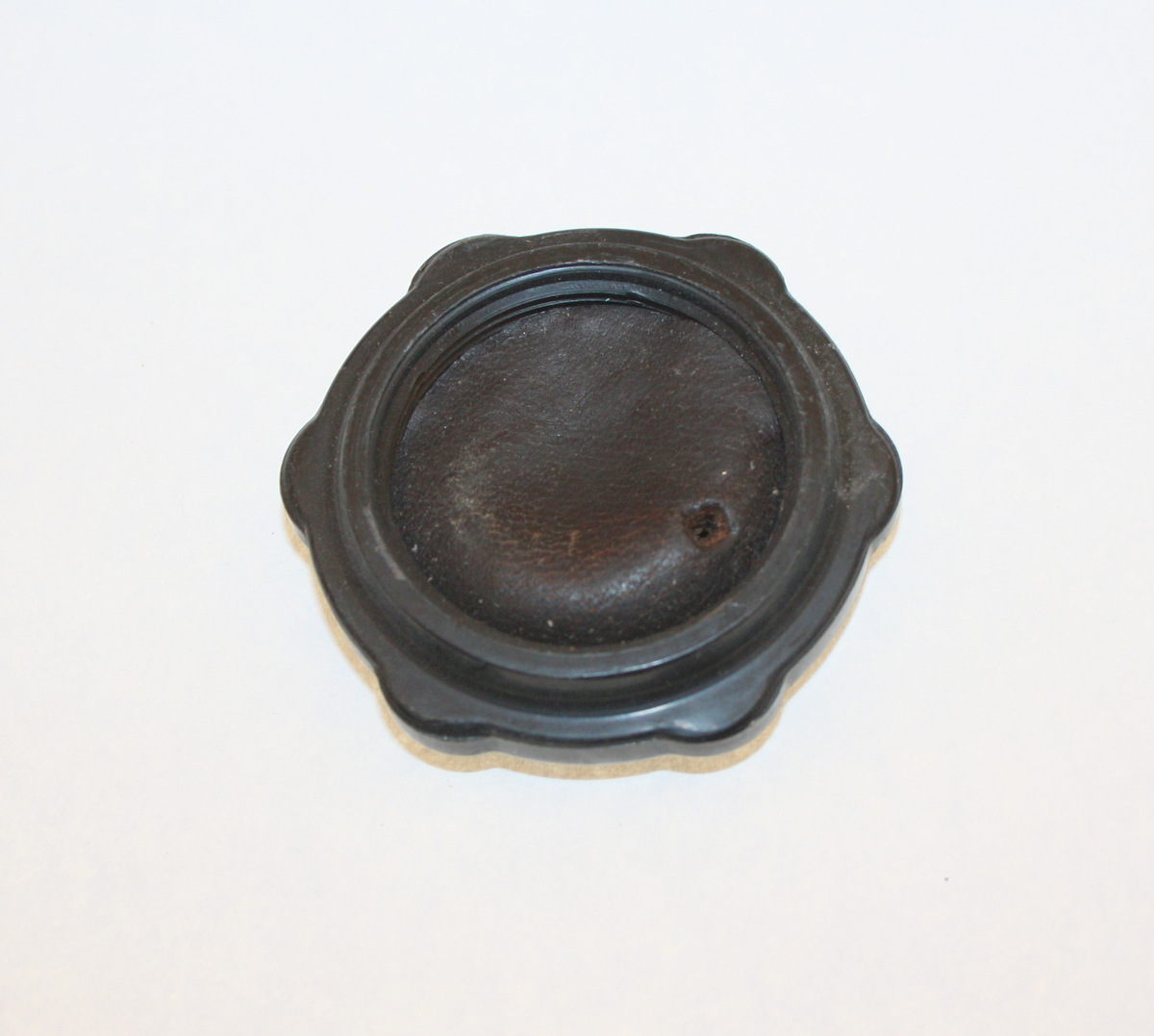 Tankdæksel i sort plast 81-412-107 med gevind til Husqvarna Cornette 3912 Nos - 3