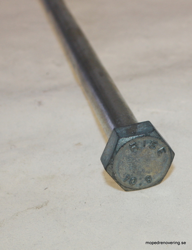 Svingarmaksel Zündapp 517. Produsent Ribe, som i original M10x200 - 2