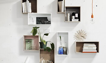 Stacked 2.0 Hyllsystem Medium Ek med Ljusgrå baksida 