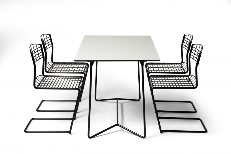 High tech grupp 4 stolar och bord 110x70 (svart)  - Grythyttans stålmöbler
