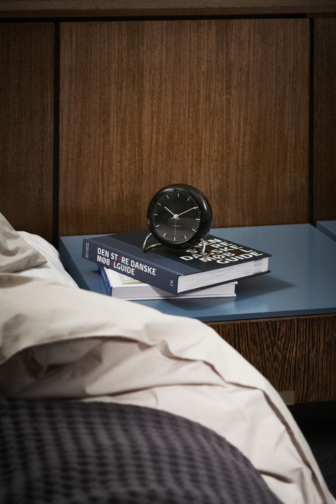 Arne Jacobsen City Hall Tables clock black - 3