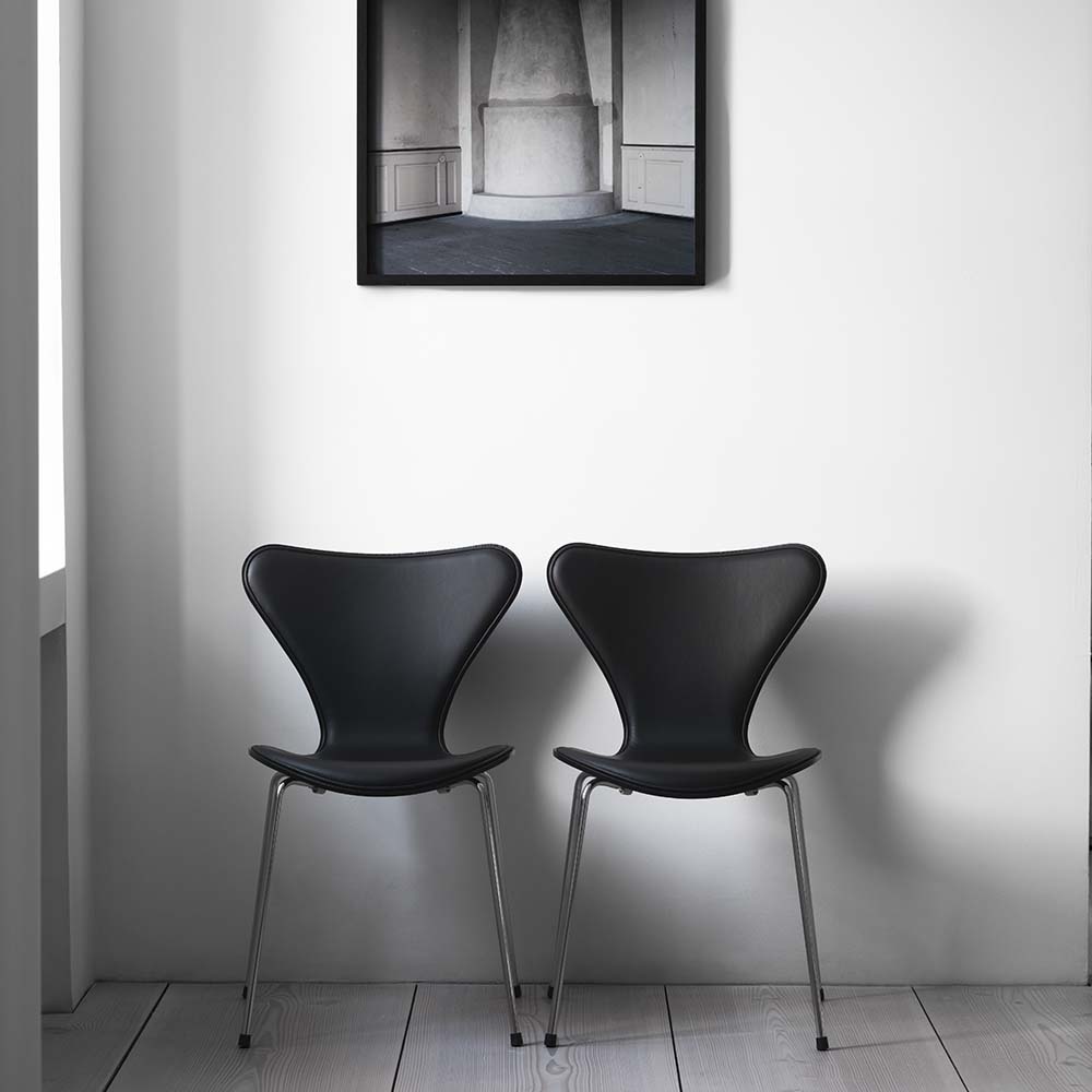 Series 7™ 3107 Chair - In stock - (Front upholstered in Wild Leather, Black) - Fritz Hansen - 4