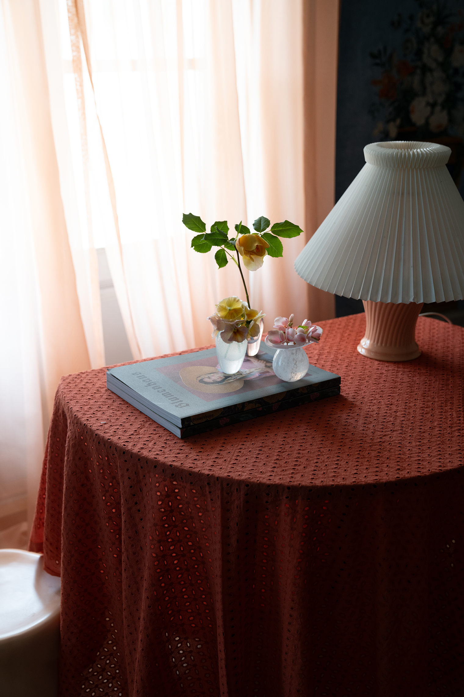 Duk Broderie Anglaise Tegelröd