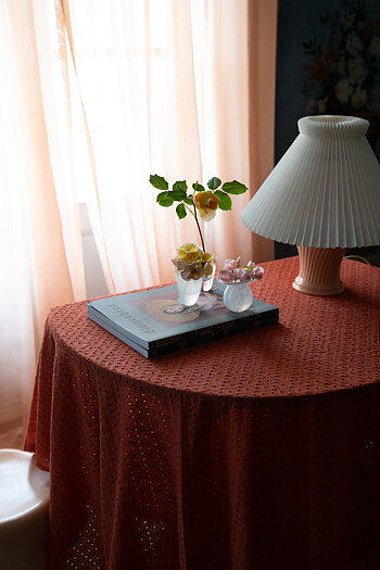 Duk Broderie Anglaise Tegelröd