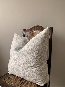 Kudde William Morris Honeysuckle & Tulip, Ivory
