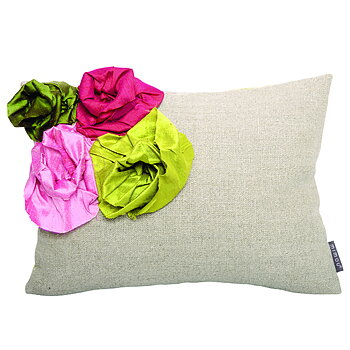 Kudde Edith linne/siden med handsydda blommor 