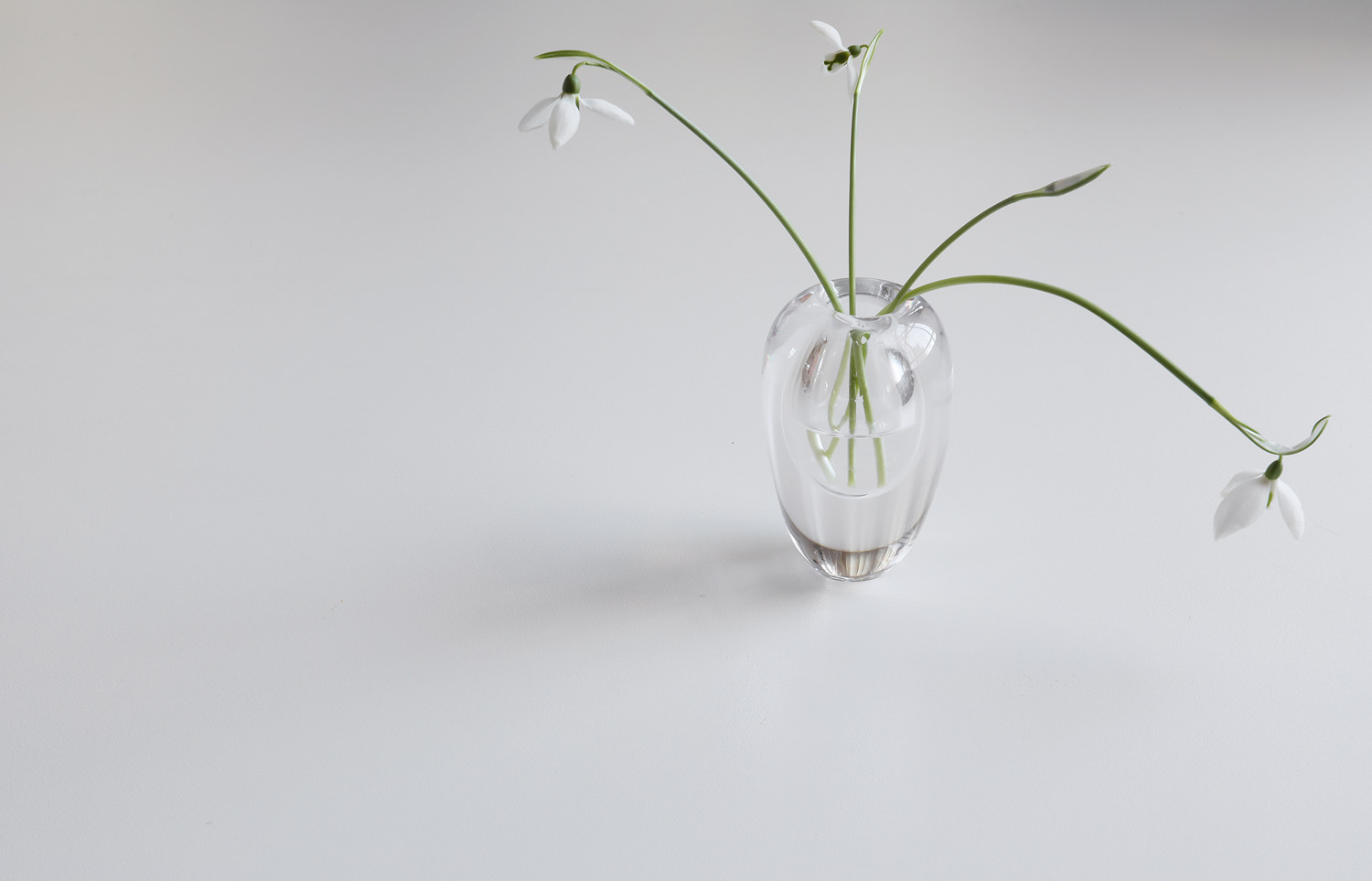 L I V Fylld med ett andetag, formad av sin tyngd. Munblåst i Småland 