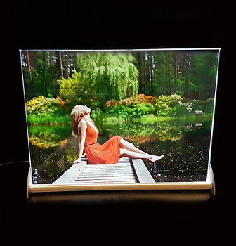 Kristallfoto i färg 225x165x10mm  med din text, inkl. aluminiumställ med belysning