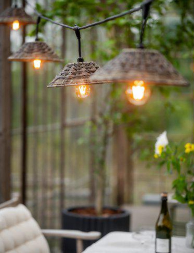 Ljusslinga med lampskärmar av konstrotting