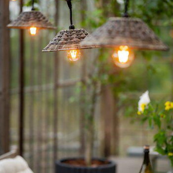 Ljusslinga med lampskärmar av konstrotting