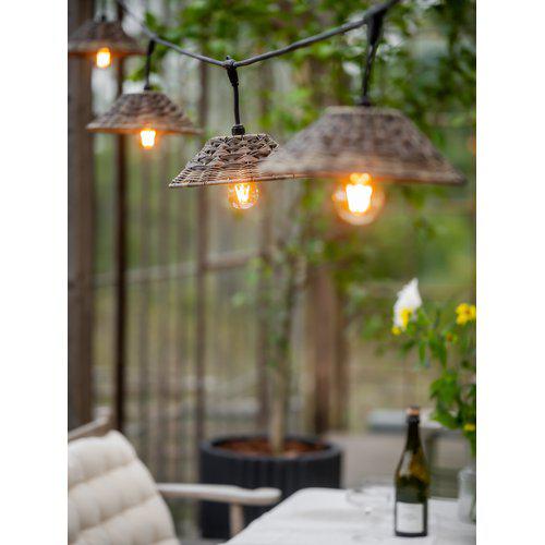 Ljusslinga med lampskärmar av konstrotting - 3