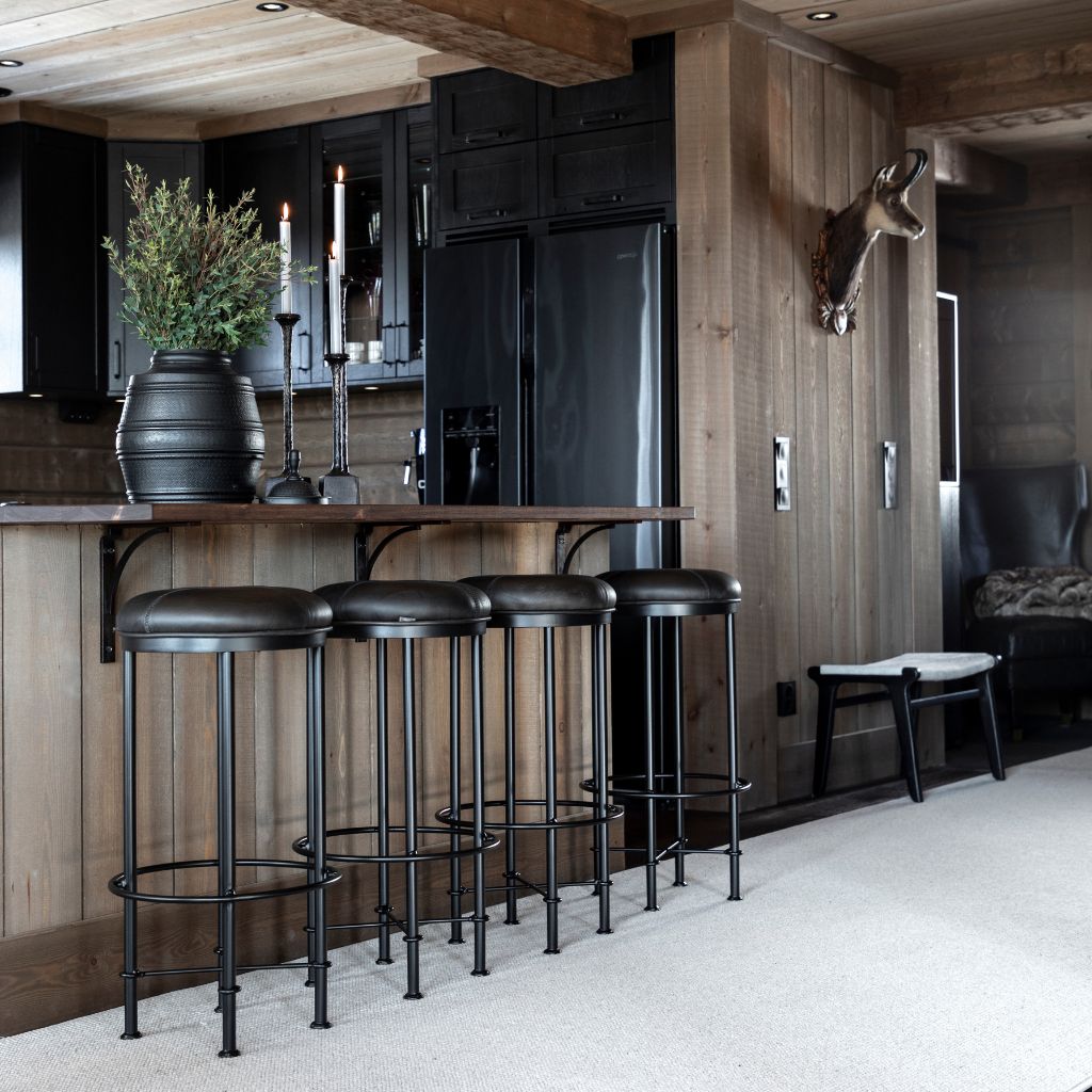 Evan Barstol med svart skinnsits   - 2