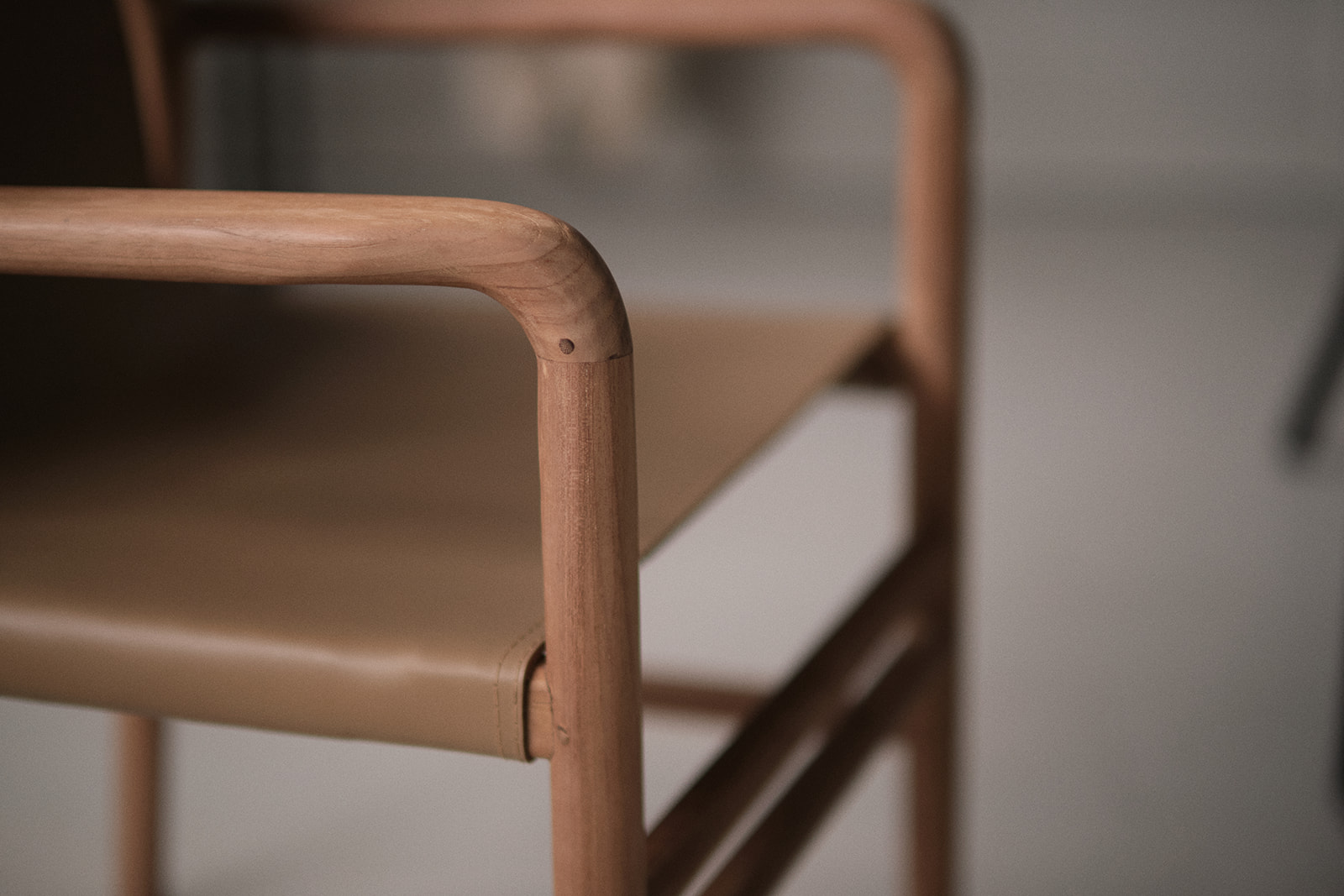 Faro loungefåtölj i skinn och teak – Sienna brun - 3