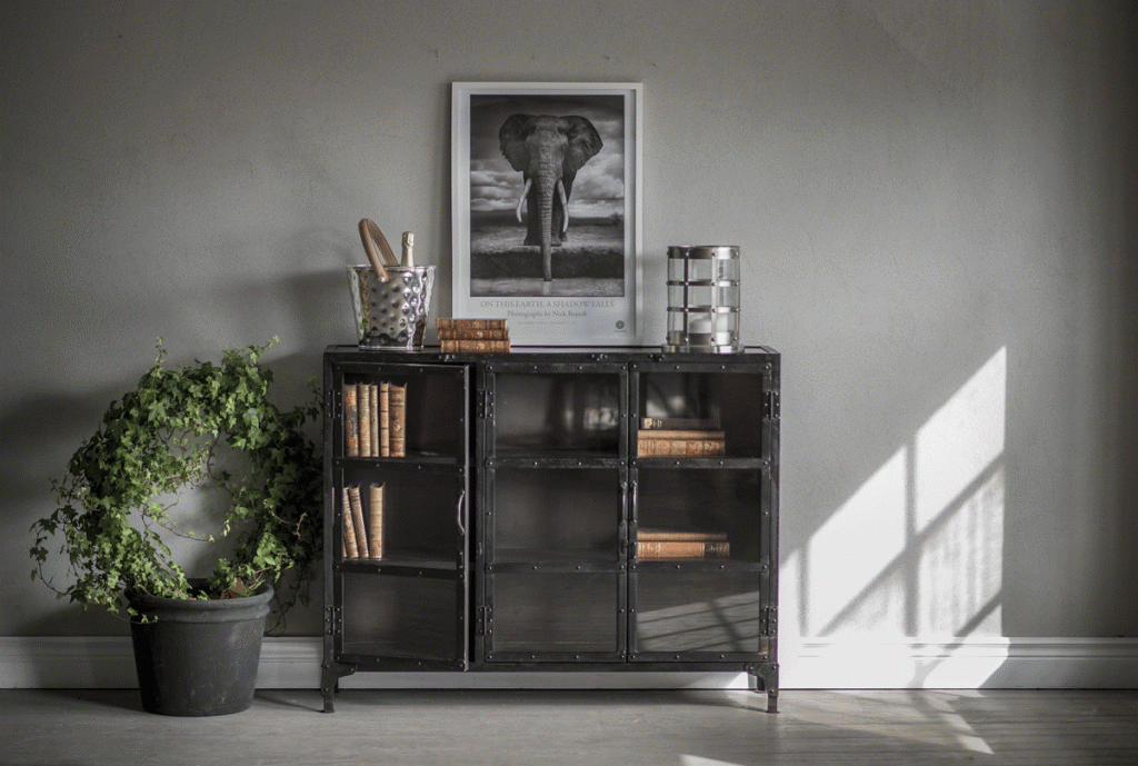 https://www.uninterior.se/mobler/skap/metallskap/svart-metallskap-med-glasdorrar